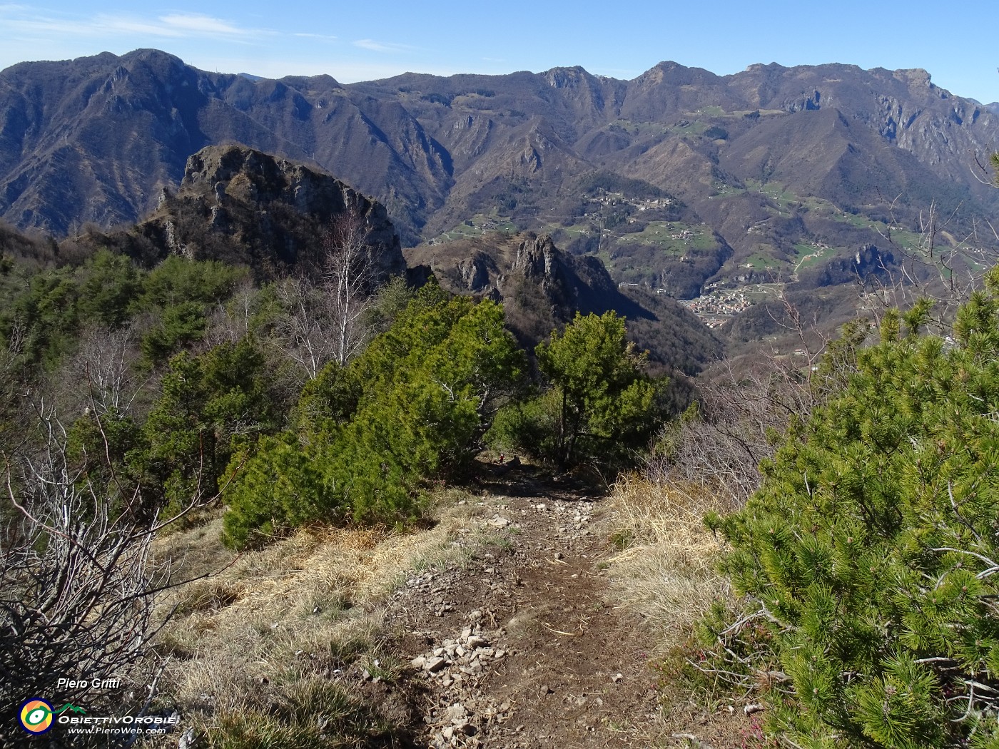 48 Discendo dlla croce del Rabbioso con vista sulle famose Corne Maria e Pedezzina.JPG